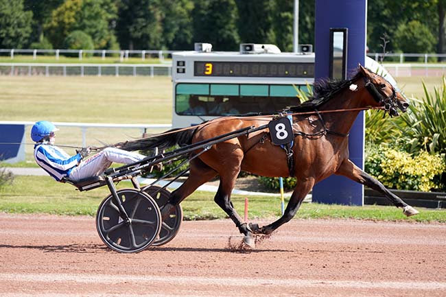 Photo d'arrivée de la course pmu PRIX D'ARGENTEUIL à ENGHIEN le Dimanche 10 août 2025