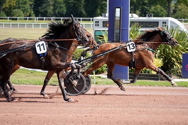 Photo d'arrivée de la course pmu PRIX DES TUILERIES à ENGHIEN le Dimanche 10 août 2025