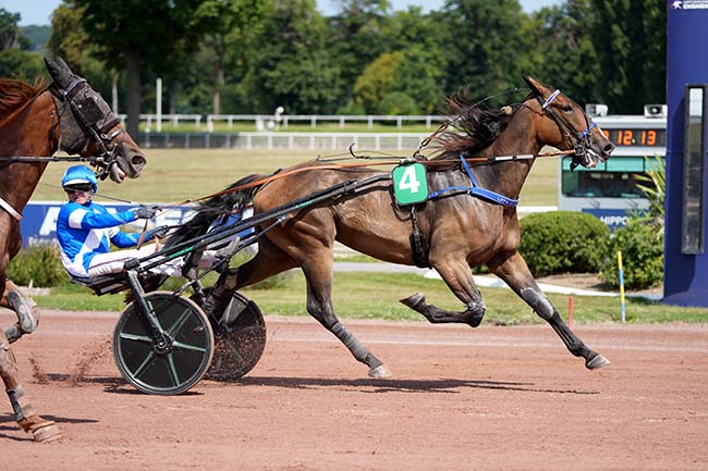 Photo d'arrivée de la course pmu PRIX DES TERNES à ENGHIEN le Dimanche 10 août 2025