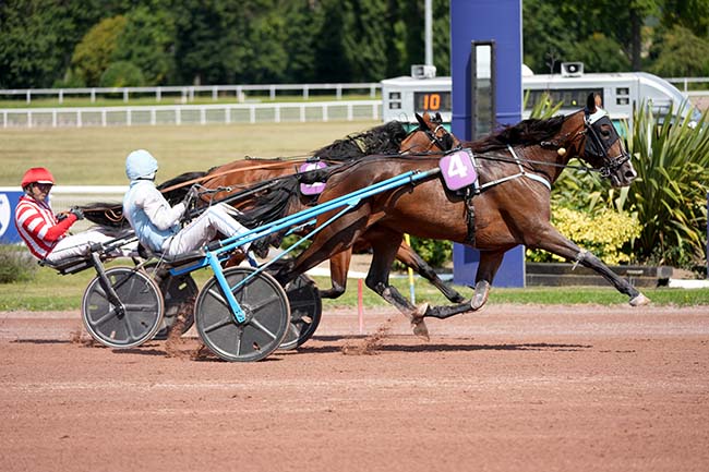 Photo d'arrivée de la course pmu PRIX DE JOUY-LE-MOUTIER à ENGHIEN le Dimanche 10 août 2025