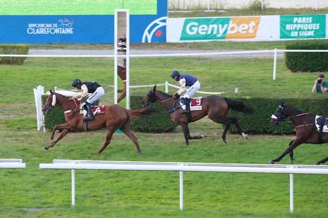 Photo d'arrivée de la course pmu PRIX MICHEL D'AREXY - CHALLENGE DE L'OBSTACLE EQUINAXY à CLAIREFONTAINE le Lundi 11 août 2025