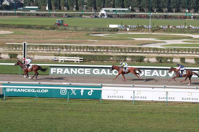 Photo d'arrivée de la course pmu PRIX DU QUAI DE LA QUARANTAINE - CATEGORIE PERSONNEL ADMINISTRATIF à DEAUVILLE le Mardi 12 août 2025