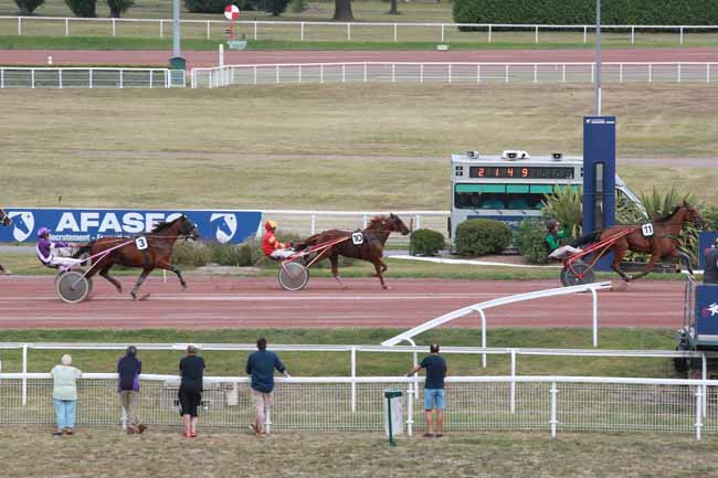 Photo d'arrivée de la course pmu PRIX DE LA PORTE BRUNET à ENGHIEN le Mercredi 13 août 2025