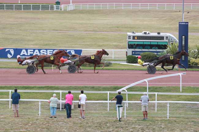 Photo d'arrivée de la course pmu PRIX DE VAUVILLERS à ENGHIEN le Mercredi 13 août 2025