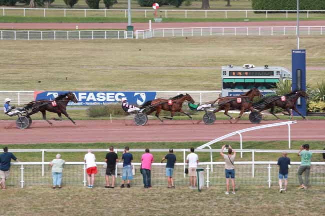 Photo d'arrivée de la course pmu PRIX DES GRANDES CARRIERES à ENGHIEN le Mercredi 13 août 2025