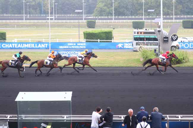 Photo d'arrivée de la course pmu PRIX DE CHATEAUMEILLANT à PARIS-VINCENNES le Mercredi 20 août 2025
