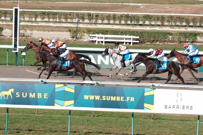 Photo d'arrivée de la course pmu SUMBE PRIX DU CHATEAU D'ETELAN à DEAUVILLE le Dimanche 24 août 2025