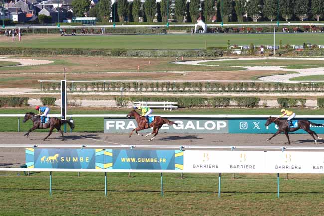 Photo d'arrivée de la course pmu SUMBE PRIX D'HUDIMESNIL à DEAUVILLE le Dimanche 24 août 2025
