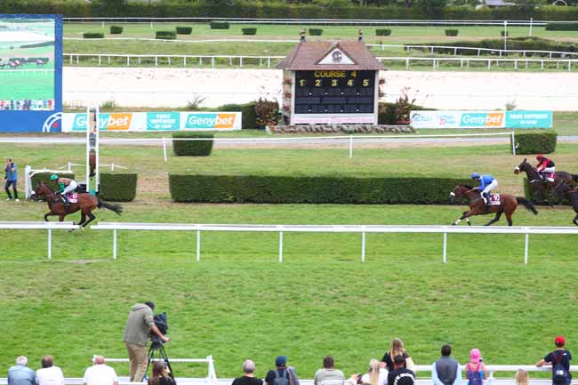 Photo d'arrivée de la course pmu PRIX DES YPREAUX (PRIX DU PUBLIC DE LA VILLE DE DEAUVILLE 2025) à CLAIREFONTAINE le Mercredi 27 août 2025