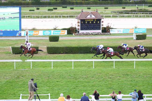 Photo d'arrivée de la course pmu PRIX DES LAVATERES (PRIX DU JURY DE LA REVELATION) à CLAIREFONTAINE le Mercredi 27 août 2025