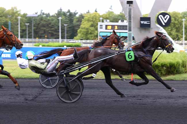 Photo d'arrivée de la course pmu PRIX DE MOLAY à PARIS-VINCENNES le Samedi 30 août 2025