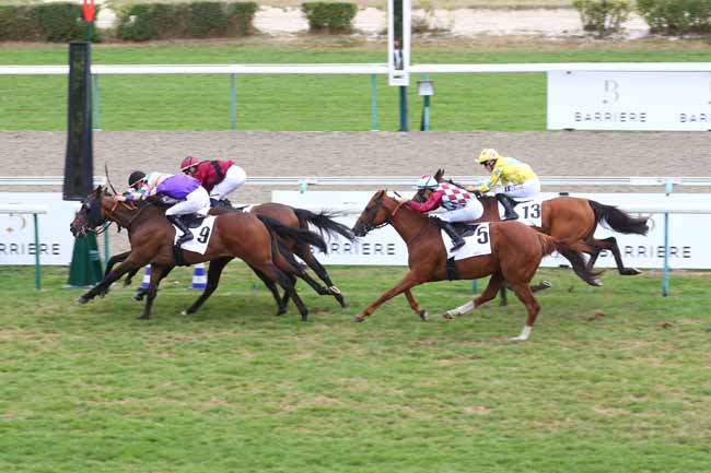 Photo d'arrivée de la course pmu PRIX DE L'HOTEL BARRIERE LE ROYAL DEAUVILLE à DEAUVILLE le Samedi 30 août 2025