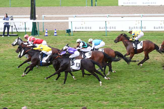 Photo d'arrivée de la course pmu PRIX HOTEL BARRIERE L'HOTEL DU GOLF à DEAUVILLE le Samedi 30 août 2025