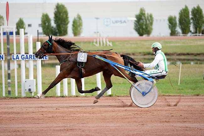 Photo d'arrivée de la course pmu PRIX DE BEAUMONT-DE-LOMAGNE à AGEN LE PASSAGE le Lundi 15 septembre 2025