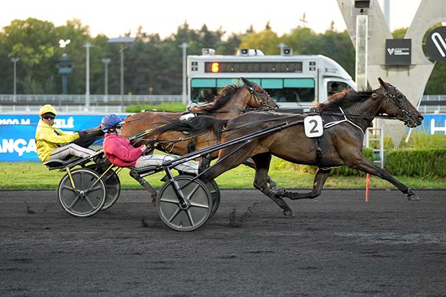 Photo d'arrivée de la course pmu PRIX D'YFFINIAC à PARIS-VINCENNES le Vendredi 19 septembre 2025