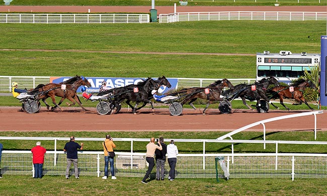 Photo d'arrivée de la course pmu PRIX D'EGLETONS à ENGHIEN le Lundi 29 septembre 2025
