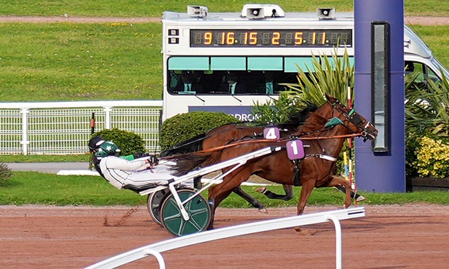 Photo d'arrivée de la course pmu PRIX DE MOISSAC à ENGHIEN le Lundi 29 septembre 2025