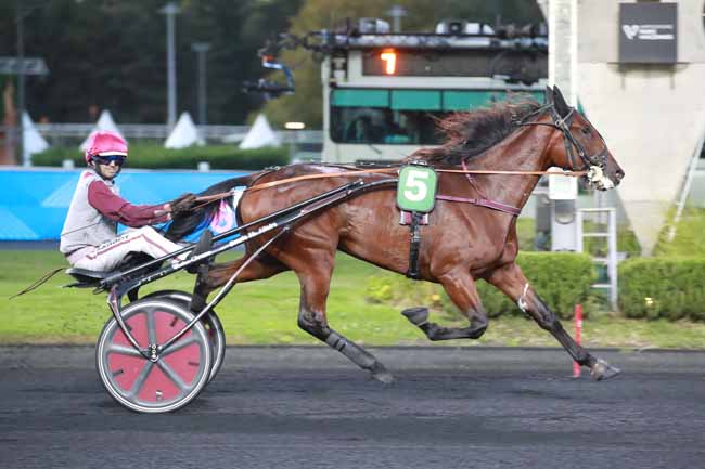 Photo d'arrivée de la course pmu PRIX UNDINA à PARIS-VINCENNES le Mardi 30 septembre 2025