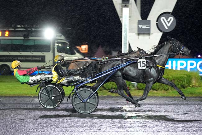 Photo d'arrivée de la course pmu PRIX JUSTICIA à PARIS-VINCENNES le Vendredi 3 octobre 2025
