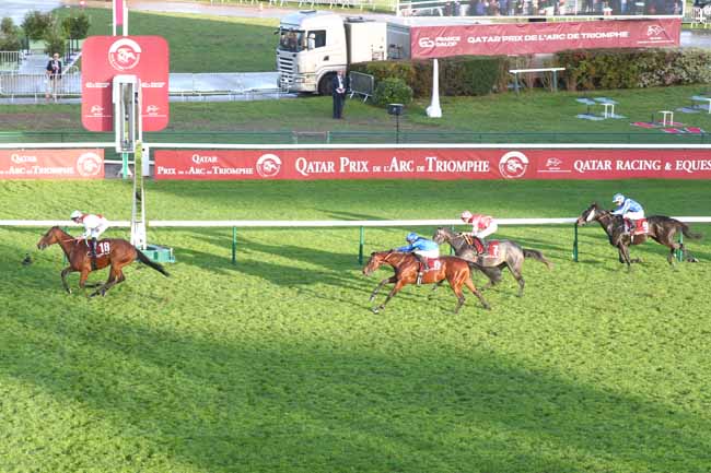 Photo d'arrivée de la course pmu QATAR PRIX DE PLACE DES VOSGES à LONGCHAMP le Samedi 4 octobre 2025