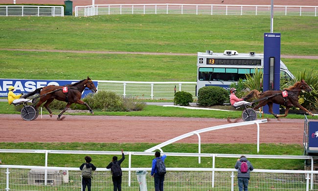 Photo d'arrivée de la course pmu PRIX DE LA PORTE DE CHATILLON à ENGHIEN le Lundi 6 octobre 2025