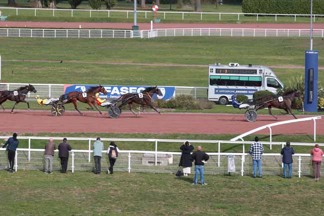 Photo d'arrivée de la course pmu PRIX LORD WILLIAMS à ENGHIEN le Mercredi 8 octobre 2025
