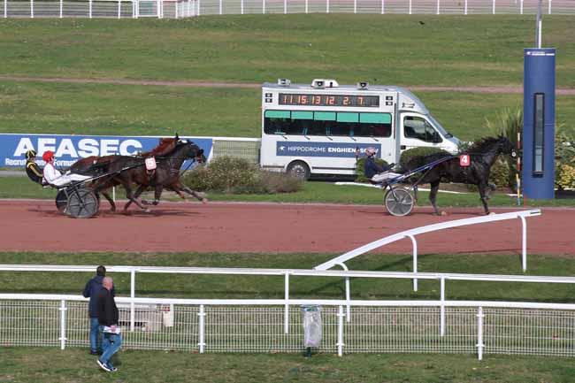 Photo d'arrivée de la course pmu PRIX DE LA TOUR MONTPARNASSE à ENGHIEN le Mercredi 8 octobre 2025