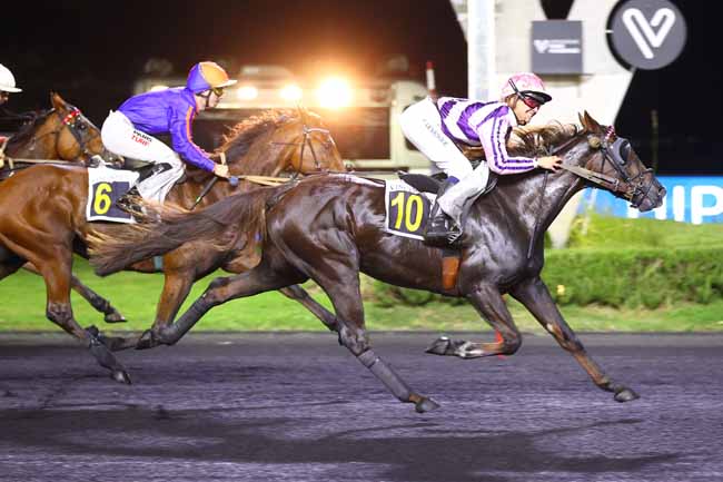 Photo d'arrivée de la course pmu PRIX EDMOND HENRY à PARIS-VINCENNES le Vendredi 10 octobre 2025