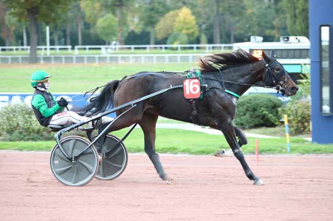Photo d'arrivée de la course pmu PRIX DE ROCAMADOUR à ENGHIEN le Lundi 13 octobre 2025