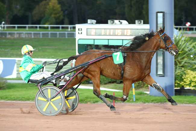 Photo d'arrivée de la course pmu PRIX DU PONT DE LA TOURNELLE à ENGHIEN le Lundi 13 octobre 2025