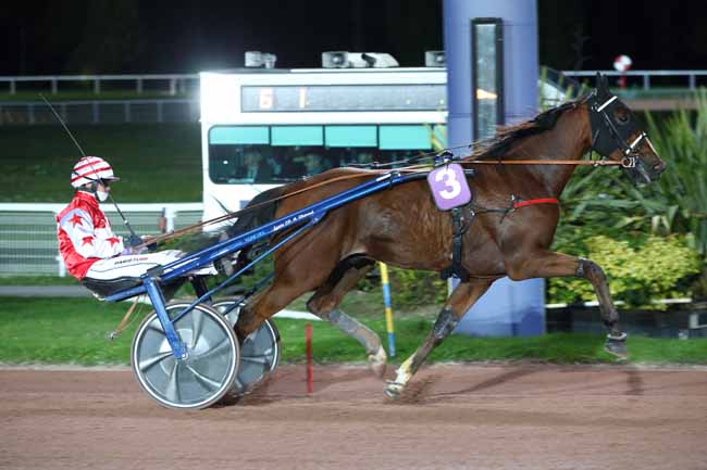 Photo d'arrivée de la course pmu PRIX DE LA PORTE CHAUMONT à ENGHIEN le Lundi 13 octobre 2025