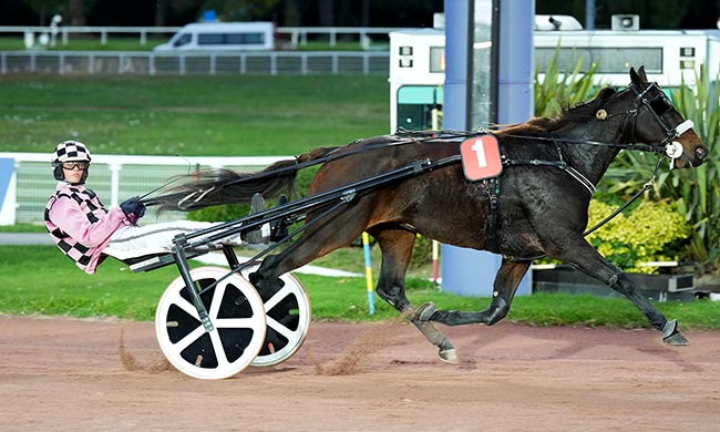 Photo d'arrivée de la course pmu PRIX DE LA PORTE DE LA CHAPELLE à ENGHIEN le Jeudi 16 octobre 2025