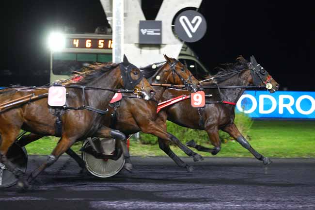 Photo d'arrivée de la course pmu PRIX OPHIUCUS à PARIS-VINCENNES le Vendredi 17 octobre 2025