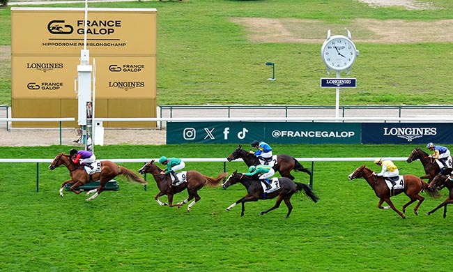 Photo d'arrivée de la course pmu PRIX CASIMIR DELAMARRE à LONGCHAMP le Dimanche 19 octobre 2025