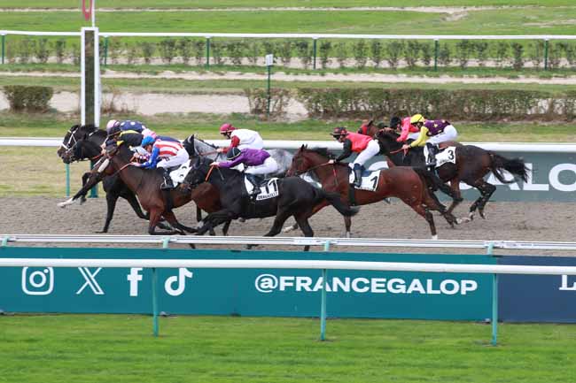 Photo d'arrivée de la course pmu PRIX DE LA FORET D'ECOUVES à DEAUVILLE le Lundi 20 octobre 2025
