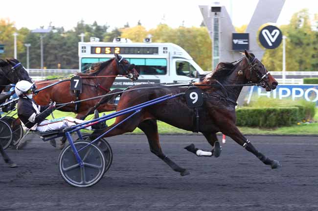 Photo d'arrivée de la course pmu PRIX D'AUVERGNE à PARIS-VINCENNES le Mardi 21 octobre 2025