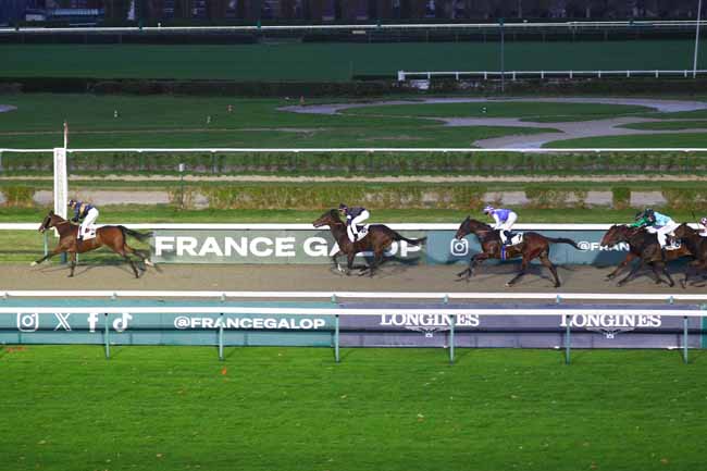 Photo d'arrivée de la course pmu PRIX DE PUTANGES à DEAUVILLE le Jeudi 23 octobre 2025