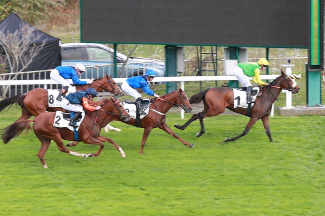 Photo d'arrivée de la course pmu PRIX GLORIEUSE à SAINT CLOUD le Dimanche 26 octobre 2025