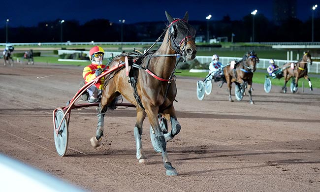 Photo d'arrivée de la course pmu PRIX DE SAINT-AMAND-LES-EAUX à ENGHIEN le Dimanche 26 octobre 2025