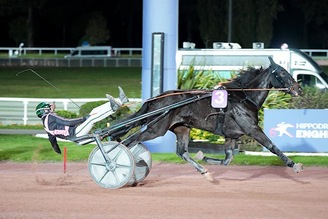 Photo d'arrivée de la course pmu PRIX DU BAS-RHIN à ENGHIEN le Dimanche 26 octobre 2025