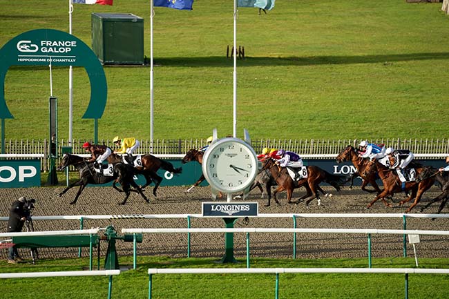 Photo d'arrivée de la course pmu PRIX DU CABINET D'ANGLE à CHANTILLY le Lundi 27 octobre 2025