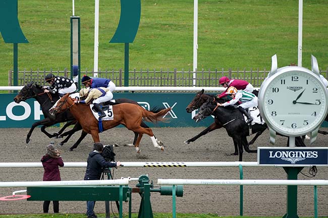 Photo d'arrivée de la course pmu PRIX DE LA COUR DES PRINCES à CHANTILLY le Mardi 28 octobre 2025