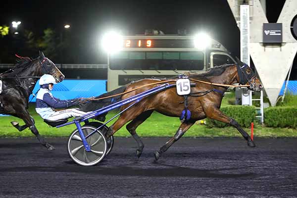 Photo d'arrivée de la course pmu PRIX MEBSUTA à PARIS-VINCENNES le Vendredi 31 octobre 2025