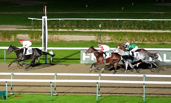 Photo d'arrivée de la course pmu PRIX DU CHENET à DEAUVILLE le Samedi 1 novembre 2025