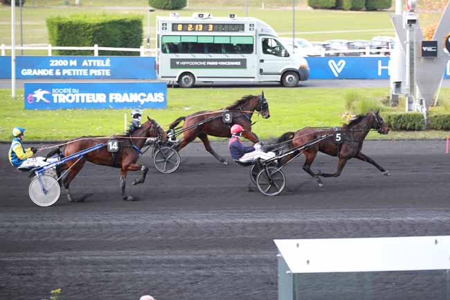 Photo d'arrivée de la course pmu PRIX DE SENONNES à PARIS-VINCENNES le Mardi 4 novembre 2025