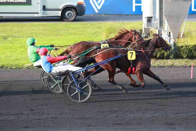 Photo d'arrivée de la course pmu PRIX DE GANNAT à PARIS-VINCENNES le Mardi 4 novembre 2025