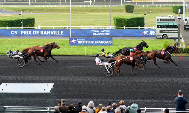 Photo d'arrivée de la course pmu PRIX DE RANVILLE à PARIS-VINCENNES le Samedi 8 novembre 2025