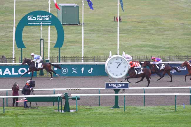 Photo d'arrivée de la course pmu PRIX DE LA CROIX MARQUET à CHANTILLY le Samedi 8 novembre 2025