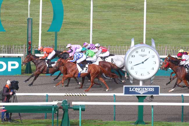Photo d'arrivée de la course pmu PRIX DU LABYRINTHE DE BUIS à CHANTILLY le Samedi 8 novembre 2025