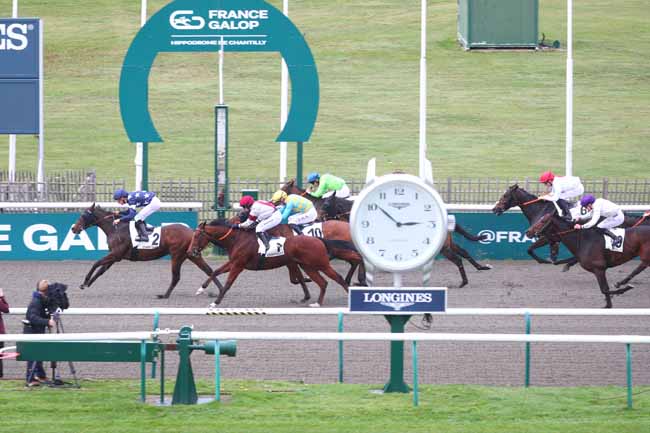 Photo d'arrivée de la course pmu PRIX DE L'ABBAYE DE LA VICTOIRE à CHANTILLY le Samedi 8 novembre 2025